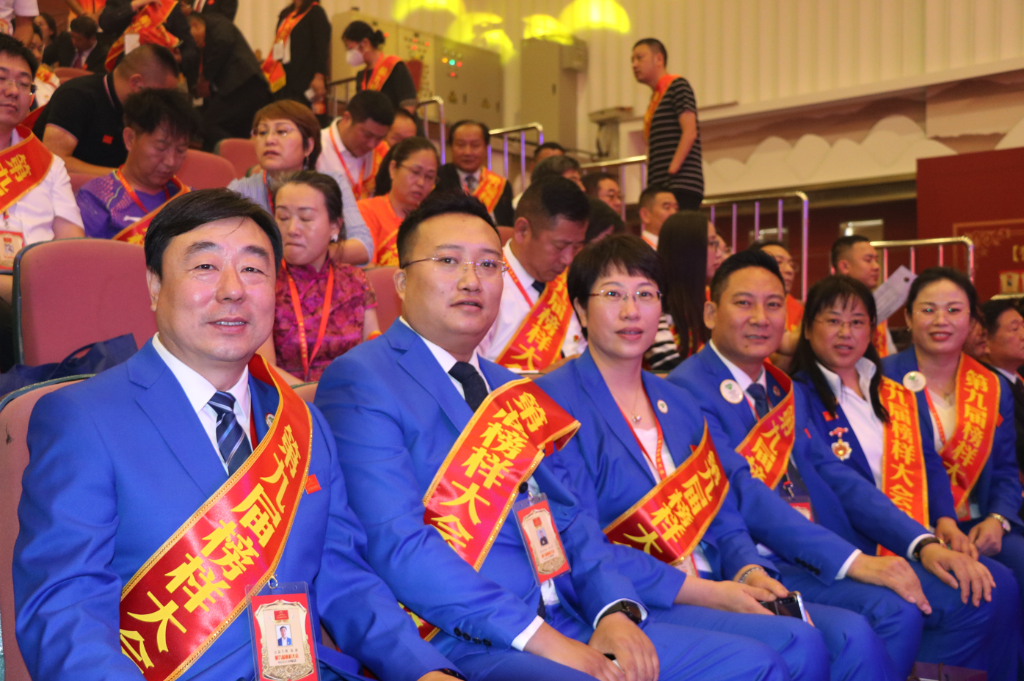 即墨残联党组书记张新在第九届榜样大会荣获“公益大使”受表彰