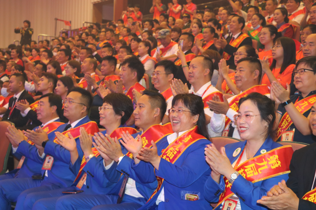 即墨残联党组书记张新在第九届榜样大会荣获“公益大使”受表彰