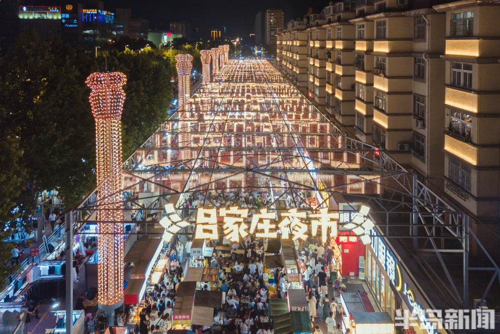 吕家庄夜市灯火绚烂,大批市民光顾晚上9点,城阳区北曲商圈依然很是