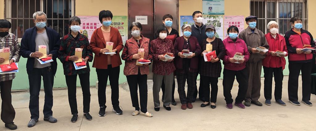 爱心认识代表参与认捐款发放。（本报资料照片）