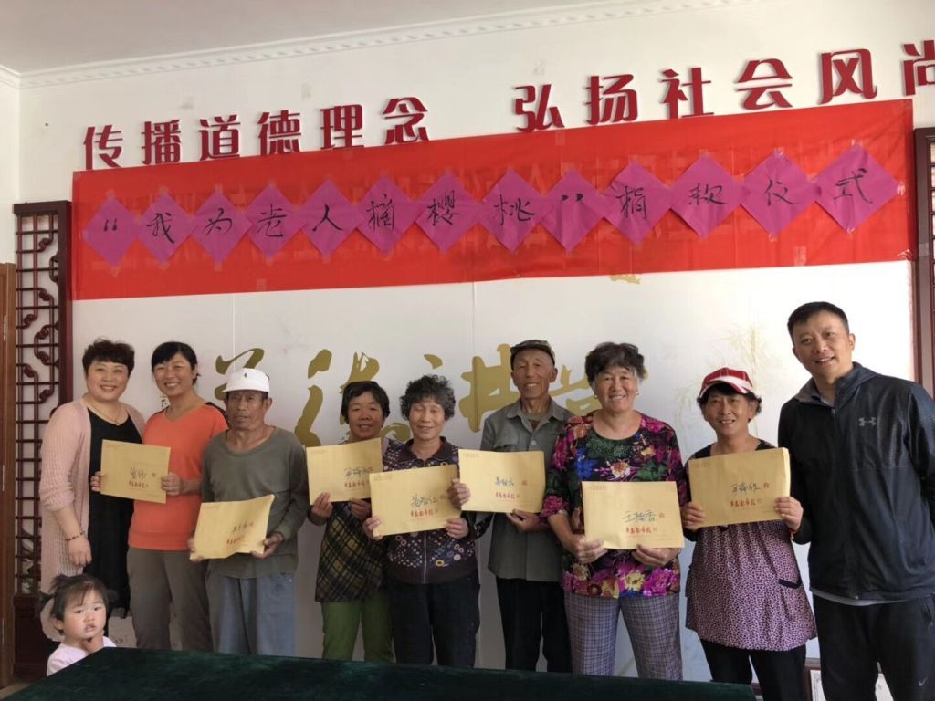 图八：爱心人士参与认捐款发放。（本报资料照片）