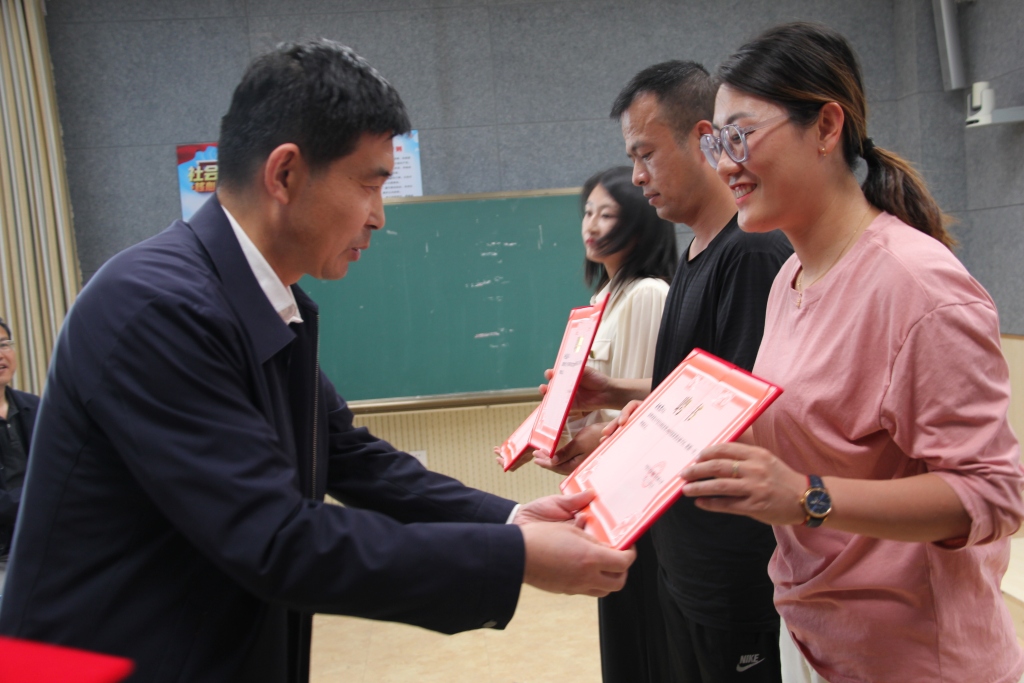 颁发学校家委会聘任书