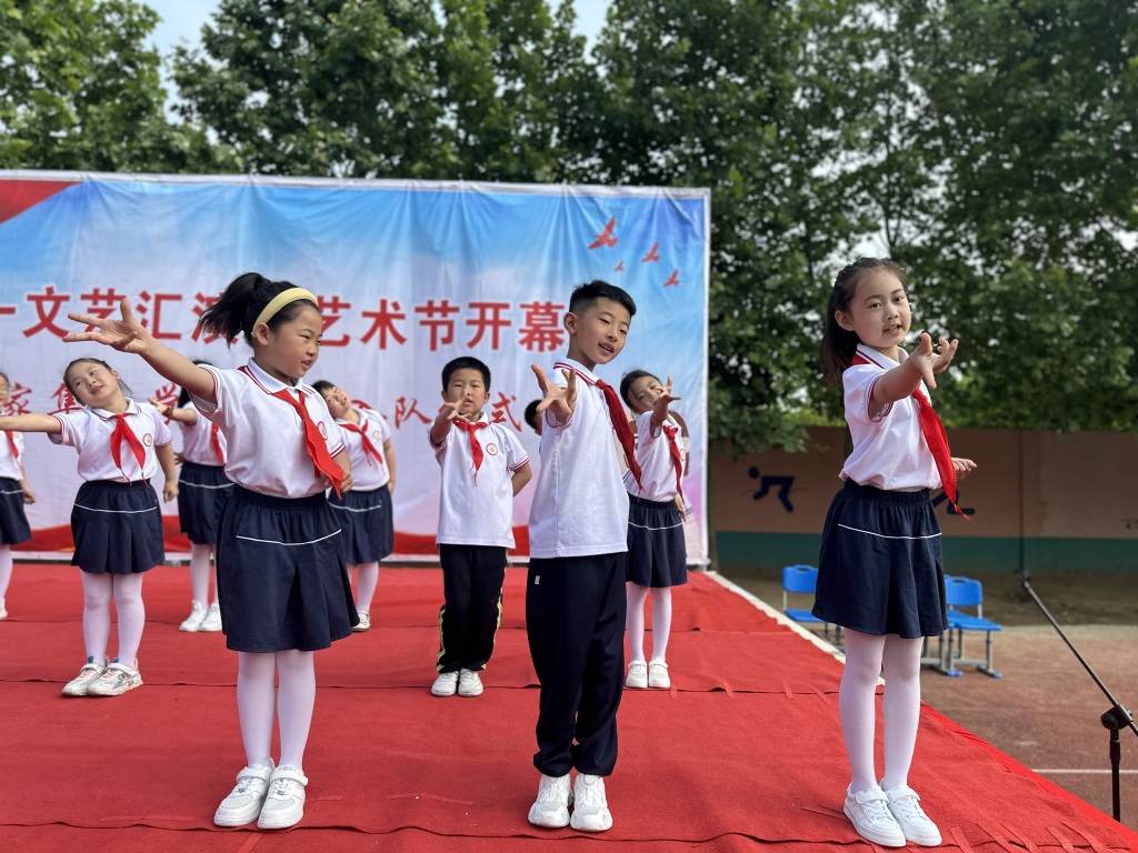 多彩童年，快乐无限。图为六一儿童节汇演。