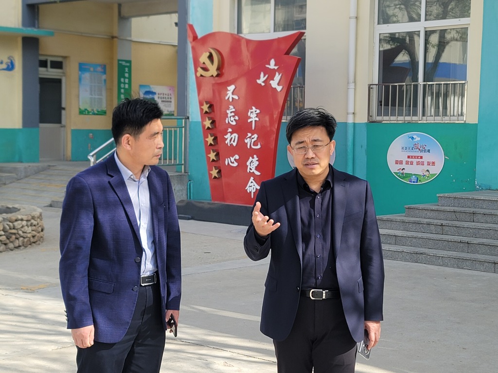 平度市教育和体育局党组书记、局长姜云普（右）到校调研