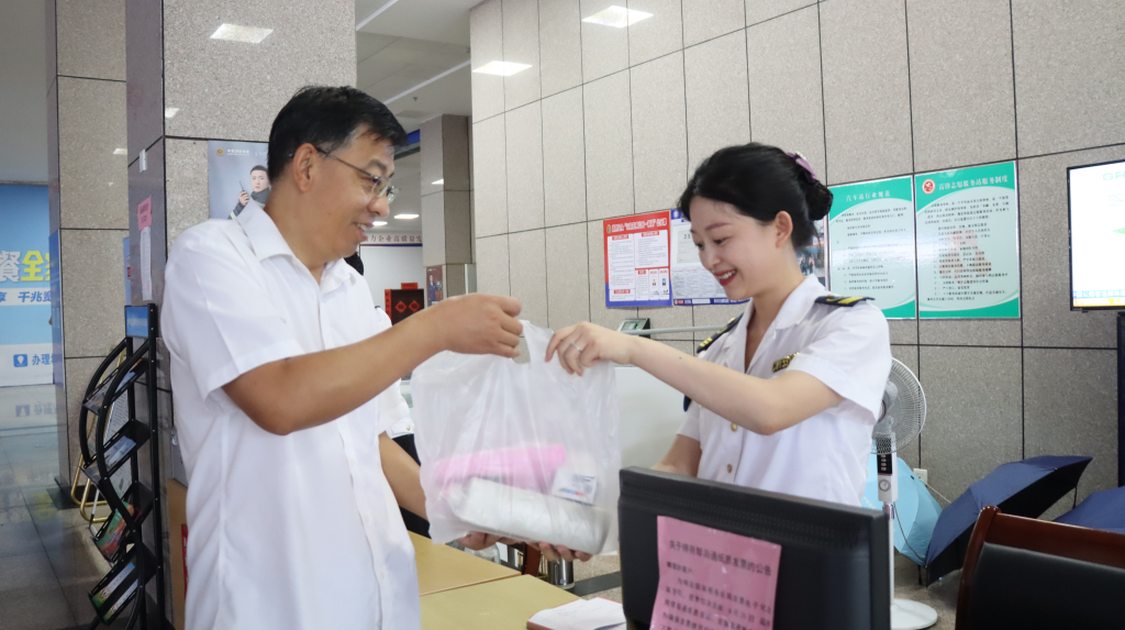 情系职工 服务大局丨胶州市总工会到温馨巴士、汽车总站开展“送清凉”活动1