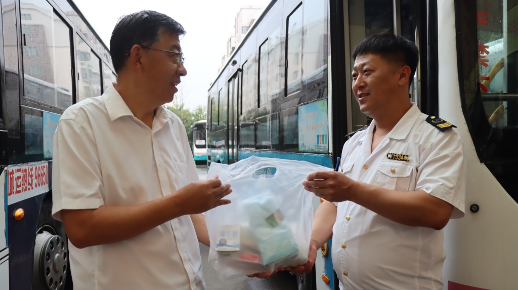 情系职工 服务大局丨胶州市总工会到温馨巴士、汽车总站开展“送清凉”活动2