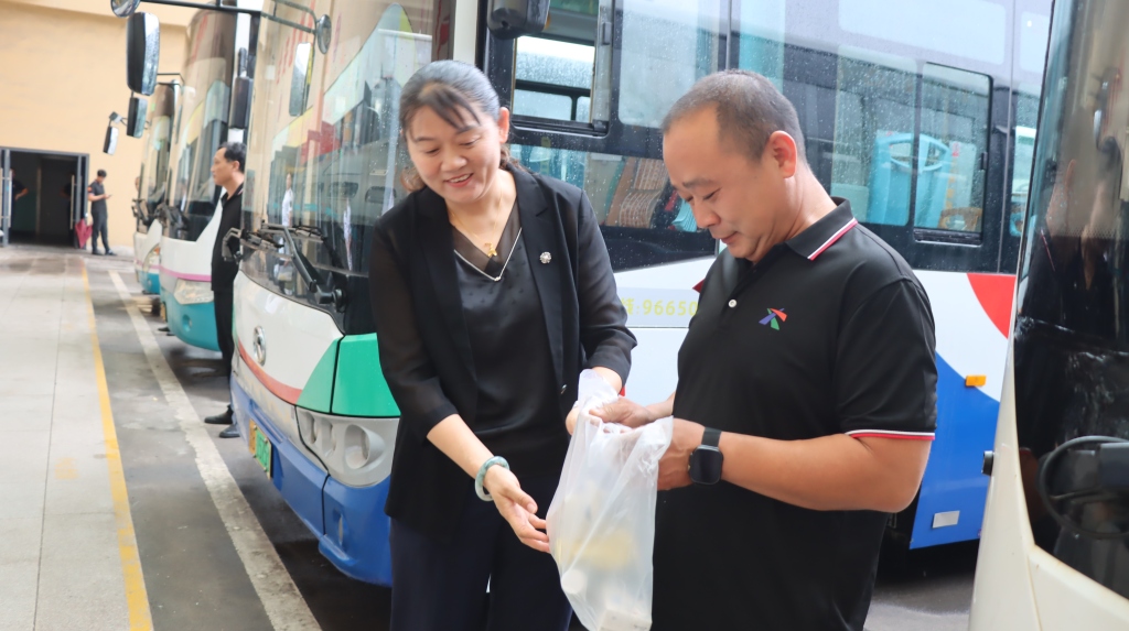 情系职工 服务大局丨胶州市总工会到温馨巴士、汽车总站开展“送清凉”活动3