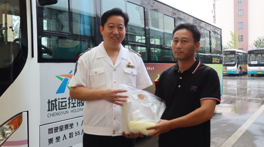 情系职工 服务大局丨胶州市总工会到温馨巴士、汽车总站开展“送清凉”活动5