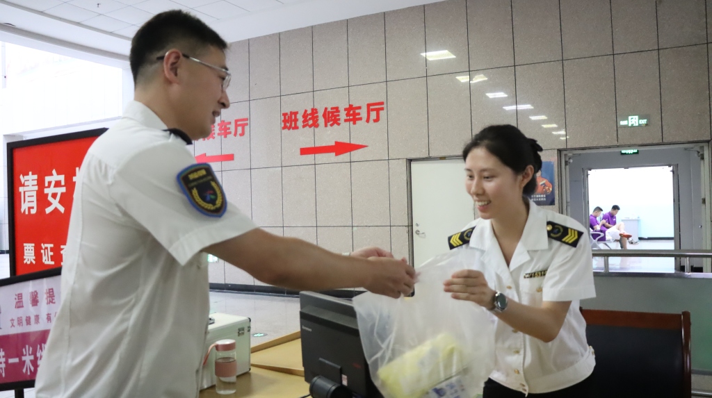情系职工 服务大局丨胶州市总工会到温馨巴士、汽车总站开展“送清凉”活动7