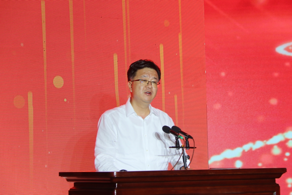 平度市委副书记、市长张宏业讲话。