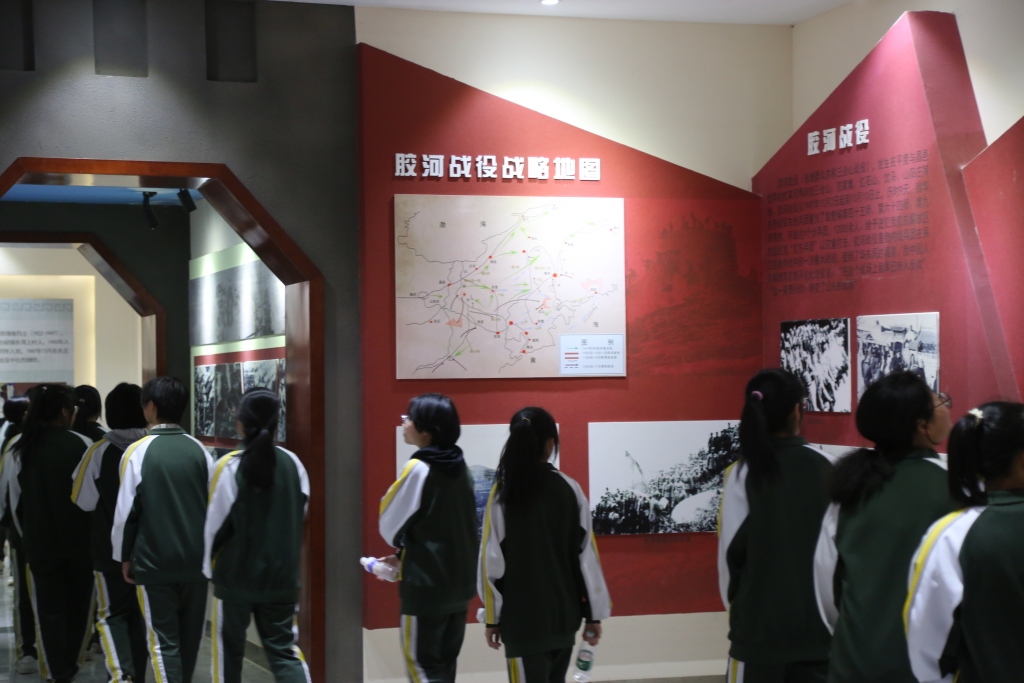 参观革命烈士纪念馆。