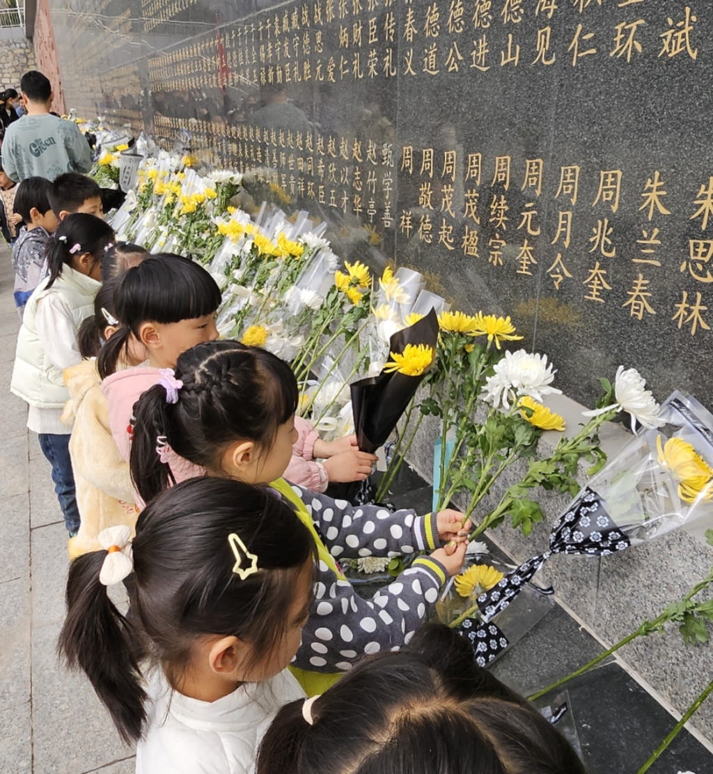 进行爱国主义教育，为烈士献花。