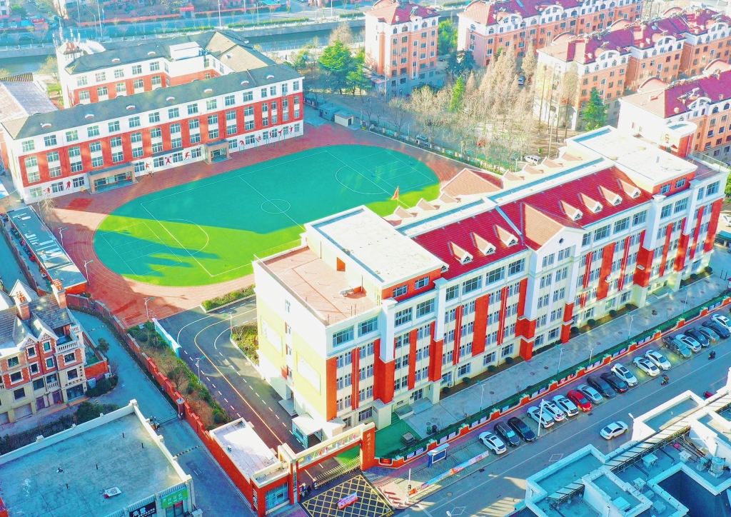 学校校园环境优美。