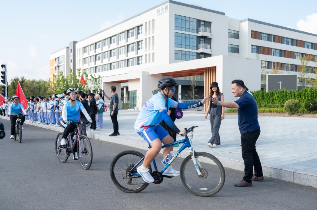 山东大学实验学校（青岛蓝谷中学）学子骑行探索海防古迹，共绘青春华章