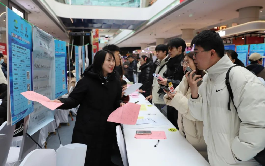 灵山卫街道招聘会现场