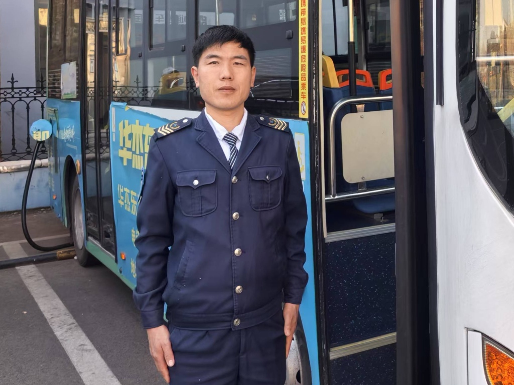 男子公交车上倒地抽搐 司机乘客纷纷伸出援手