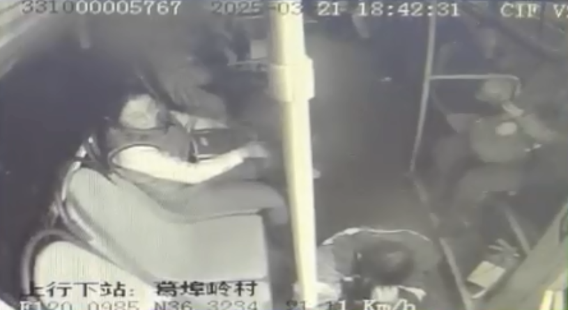 图：男乘客突感身体不适，蹲在车厢过道