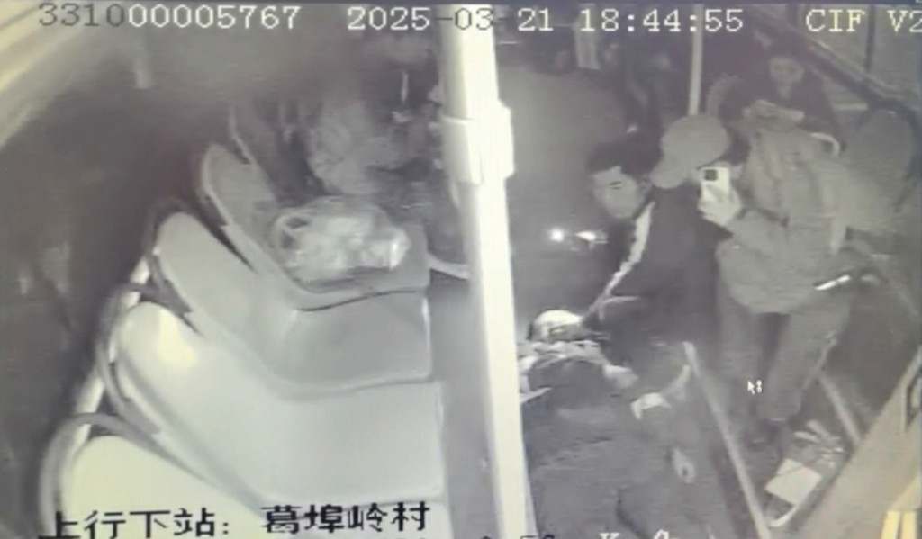 图：王建明与热心乘客临危不乱、伸出援手
