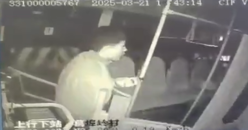 图：驾驶员王建明察觉后，起身查看情况