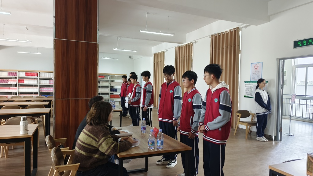 学生分批进行面试。