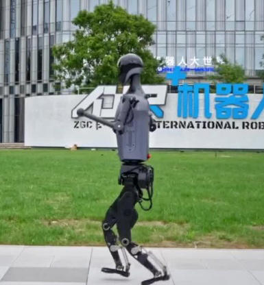 机器人在马拉松比赛中，为什么需要人陪跑？