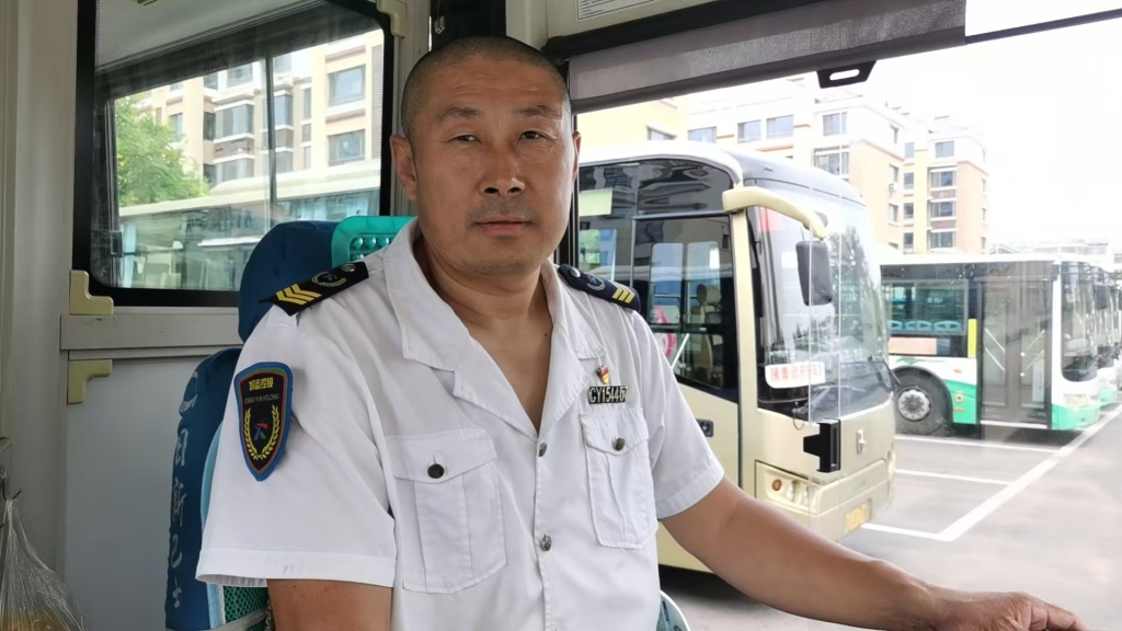 图：3007路驾驶员高绪岐