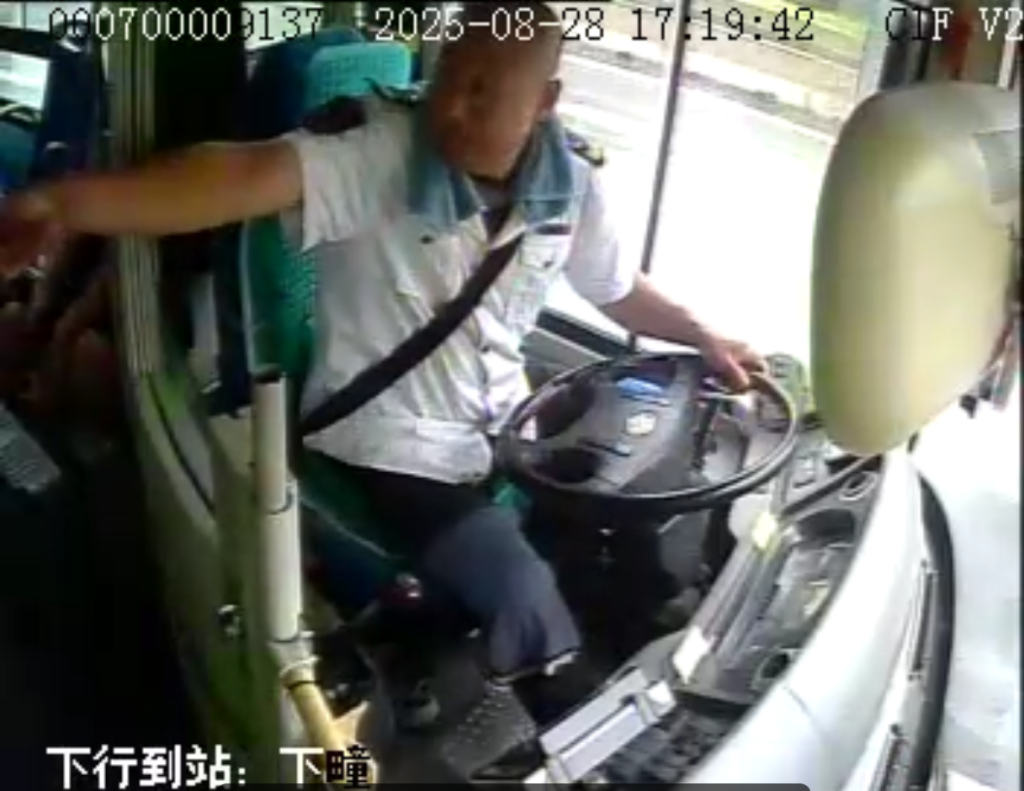 图：驾驶员高绪岐暖心提示有备用雨伞