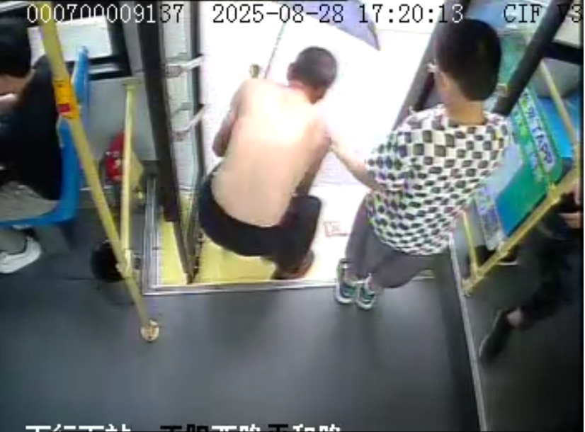 图：老汉撑开伞带着男孩安心下车